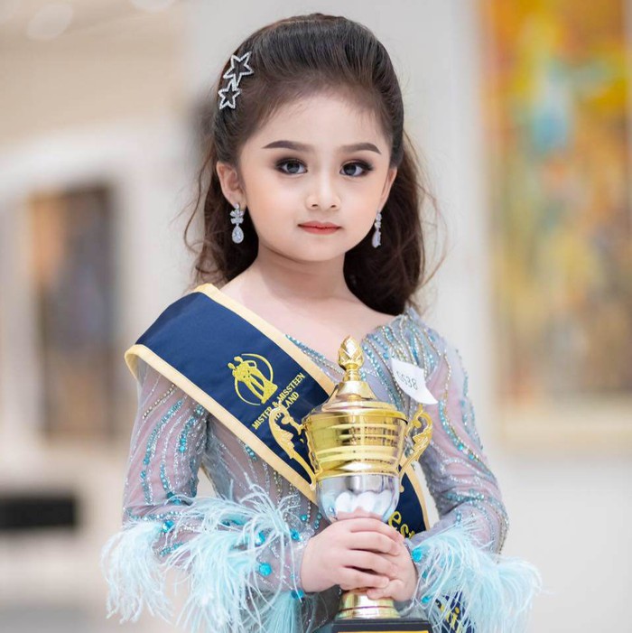 Hoa hậu nhí Thái Lan 6 tuổi cũng đã make-up đậm đà, 
đi giày cao gót tựa quý bà - Ảnh 1.