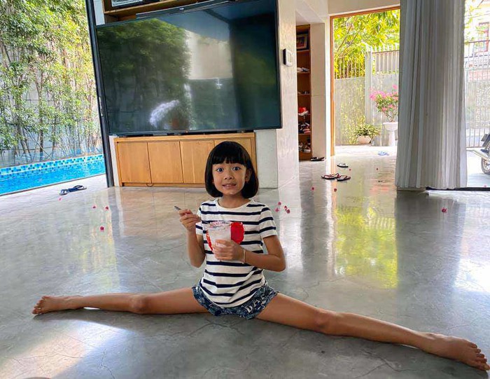Bộ môn giúp con gái Bình Minh chân dài như siêu mẫu, trẻ học theo rất có lợi sức khỏe - Ảnh 1.