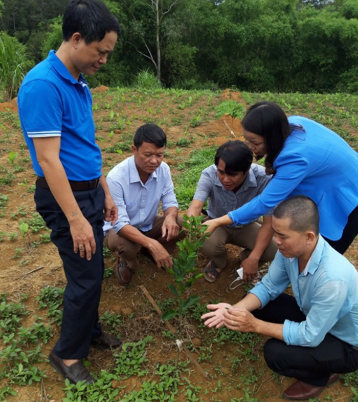 Trao “cần câu” cho hộ nghèo vùng khó - Ảnh 1.