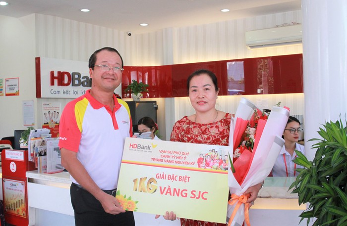 Với giải đặc biệt 1 ký vàng SJC, khách hàng Huỳnh Thị Thu Hạnh đã nối dài danh sách tỷ phú của HDBank