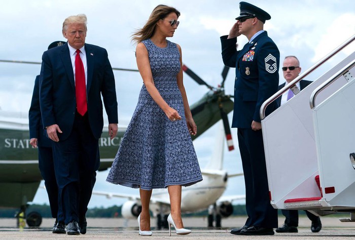 Xúng xính váy đầm, đệ nhất phu nhân Mỹ trẻ đẹp lấn át con gái Tổng thống Trump - Ảnh 2.