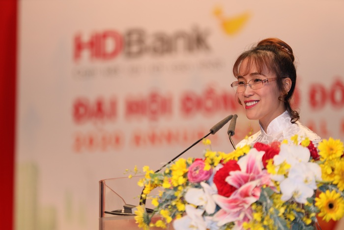 Madam Nguyễn Thị Phương Thảo - Phó Chủ tịch thường trực HĐQT trình bày Tờ trình thông qua Phương án phân phối lợi nhuận năm 2019 và phát hành cổ phiếu thưởng từ nguồn thặng dư vốn cổ phần