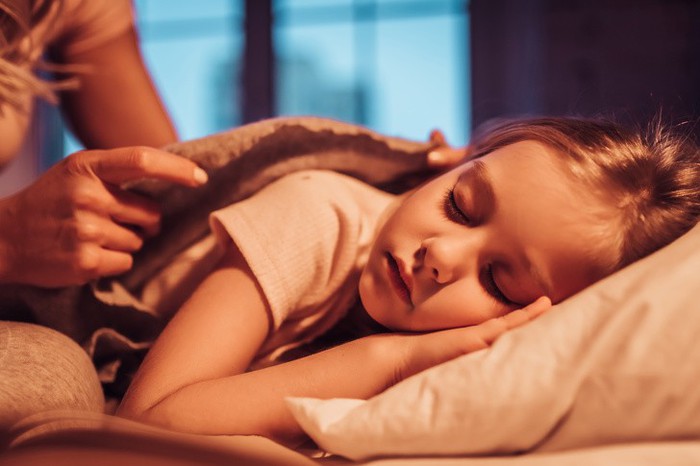 6 lời khuyên của chuyên gia tâm lý giúp trẻ ngủ độc lập một mạch tới sáng - Ảnh 2.
