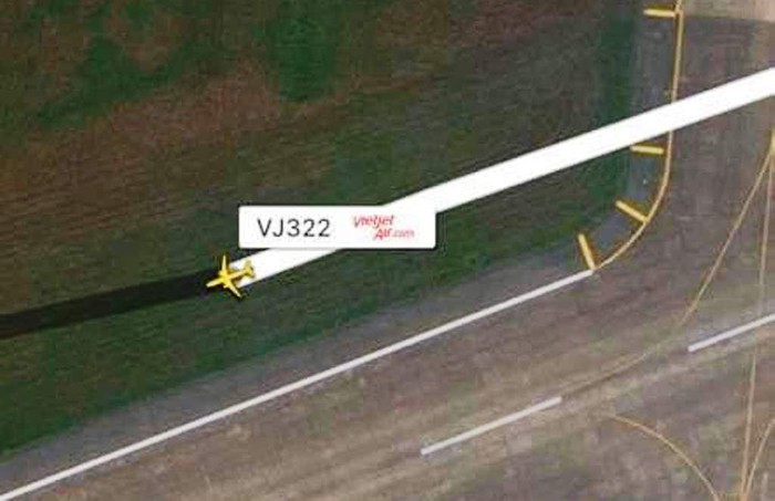 Tàu bay VietJet trượt khỏi đường băng Tân Sơn Nhất - Ảnh 1.