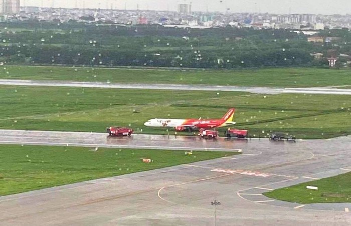 Tàu bay VietJet trượt khỏi đường băng Tân Sơn Nhất - Ảnh 2.