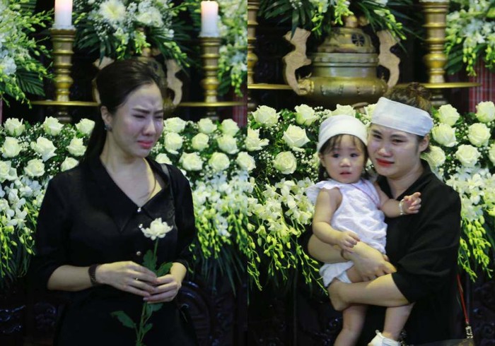 Đám tang nữ MC VTVCab ra đi ở tuổi 29: Mẹ ruột khóc ngất, đồng nghiệp nghẹn ngào tiếc thương - Ảnh 7.