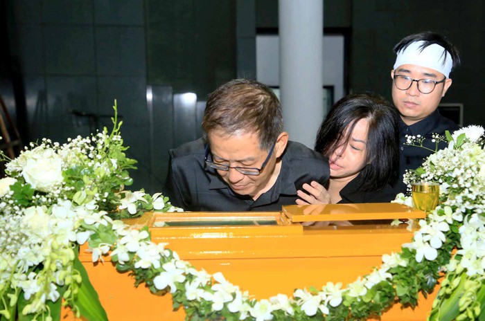 Đám tang nữ MC VTVCab 29 tuổi qua đời: Mẹ ruột ngất xỉu, đồng nghiệp nghẹn ngào tiếc thương - Ảnh 6.
