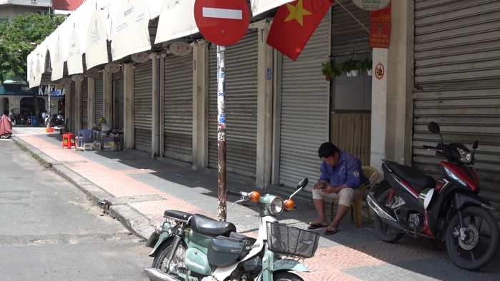 Hàng loạt sạp bên ngoài chợ Bến Thành đóng cửa im ỉm