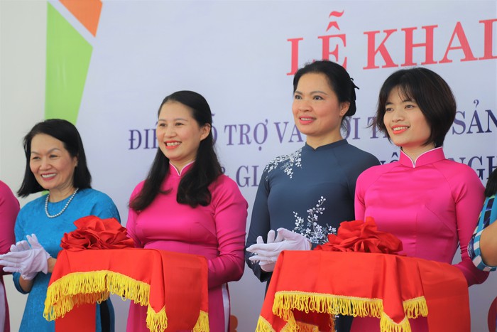 Khai trương điểm hỗ trợ và giới thiệu sản phẩm do phụ nữ Việt sản xuất - Ảnh 2.