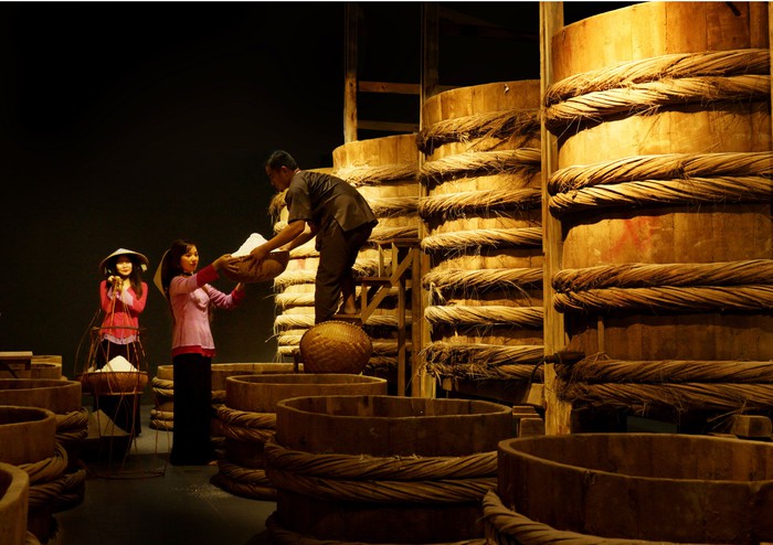 Du khách có thể tìm hiểu quy trình sản xuất nước mắm Phan Thiết theo lối truyền thống tại bảo tàng Làng Chài Xưa