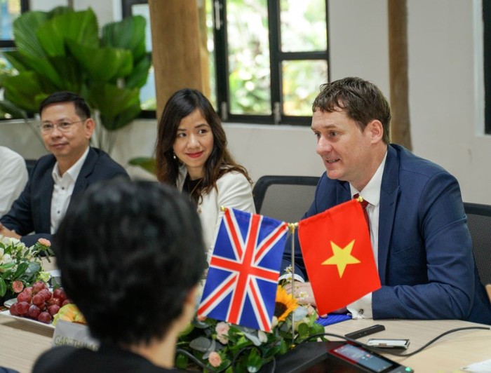 Đại sứ Anh tại Việt Nam gặp gỡ nhà phát triển năng lượng mặt trời tại TPHCM - Ảnh 3.