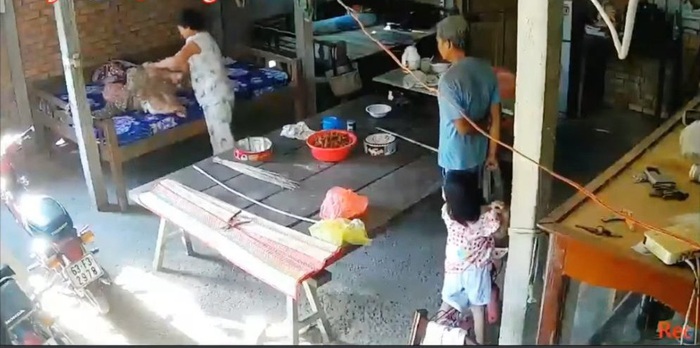Hai vợ chồng bạo hành mẹ già 88 tuổi ở Chợ Gạo (Tiền Giang)