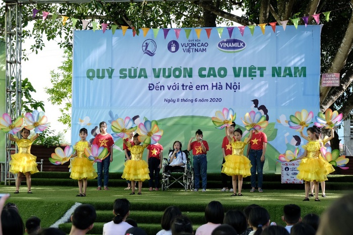 Quỹ sữa Vươn cao Việt Nam và Vinamilk trao tặng 120.000 ly sữa cho trẻ em Hà Nội - Ảnh 1.