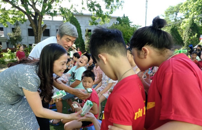 Quỹ sữa Vươn cao Việt Nam và Vinamilk trao tặng 120.000 ly sữa cho trẻ em Hà Nội - Ảnh 2.