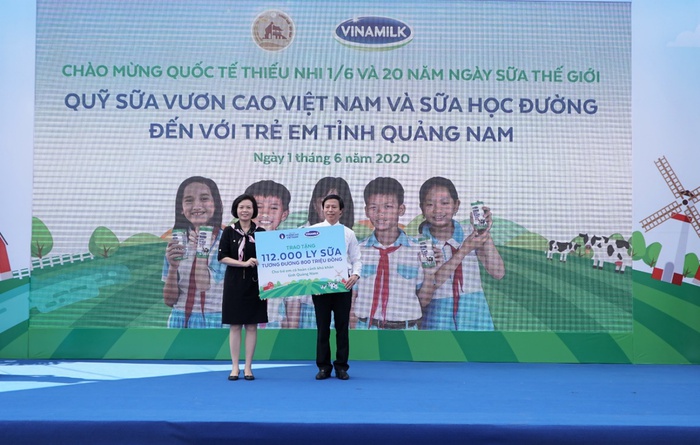 Quỹ sữa Vươn cao Việt Nam và Vinamilk trao tặng 120.000 ly sữa cho trẻ em Hà Nội - Ảnh 5.