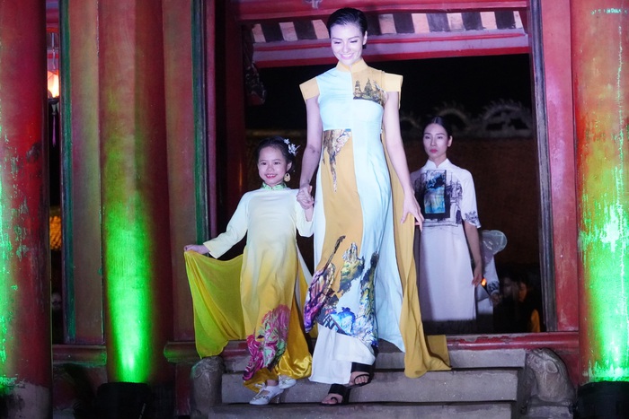 Những “siêu mẫu nhí” mặc áo dài tại sự kiện trình diễn “Áo dài - Di sản văn hóa Việt Nam” - Ảnh 8.