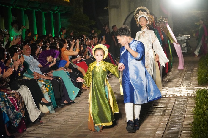 Những “siêu mẫu nhí” mặc áo dài tại sự kiện trình diễn “Áo dài - Di sản văn hóa Việt Nam” - Ảnh 9.
