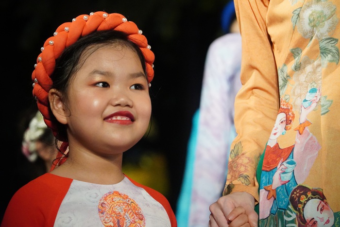 Những “siêu mẫu nhí” mặc áo dài tại sự kiện trình diễn “Áo dài - Di sản văn hóa Việt Nam” - Ảnh 12.