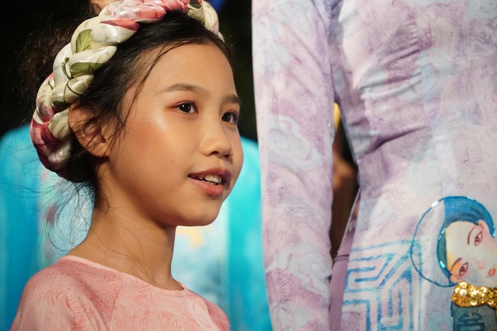 Những “siêu mẫu nhí” mặc áo dài tại sự kiện trình diễn “Áo dài - Di sản văn hóa Việt Nam” - Ảnh 13.