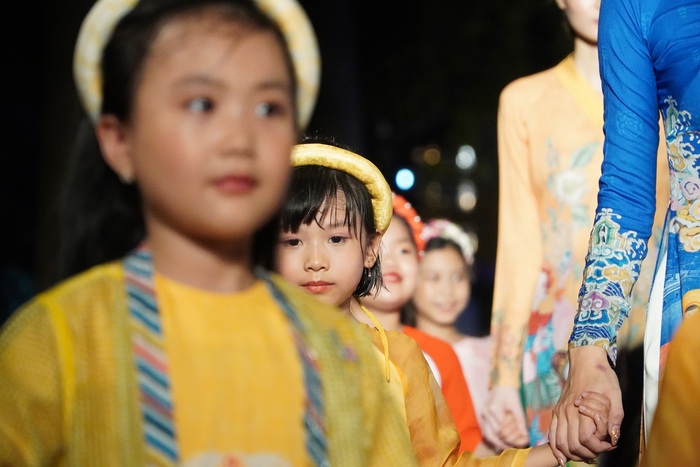 Những “siêu mẫu nhí” mặc áo dài tại sự kiện trình diễn “Áo dài - Di sản văn hóa Việt Nam” - Ảnh 15.