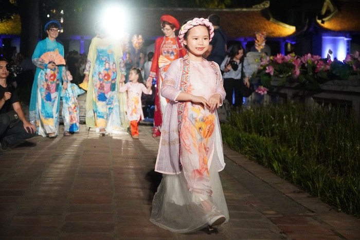 Những “siêu mẫu nhí” mặc áo dài tại sự kiện trình diễn “Áo dài - Di sản văn hóa Việt Nam” - Ảnh 16.