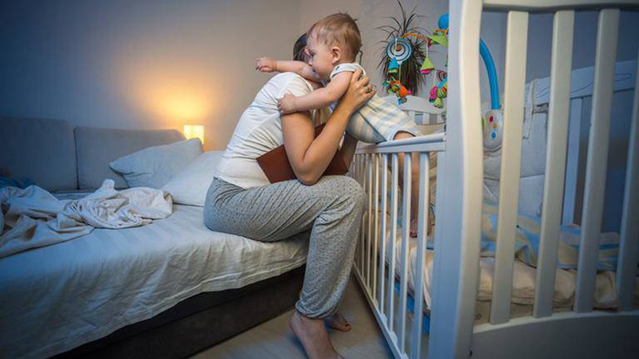 Chăm trẻ sơ sinh mà bật đèn ngủ cả đêm: Những tác hại không thể ngờ - Ảnh 1.