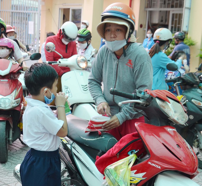 Phụ huynh Sài Gòn nên quan tâm dinh dưỡng cho con ra sao khi thời tiết chuyển mùa - Ảnh 2.