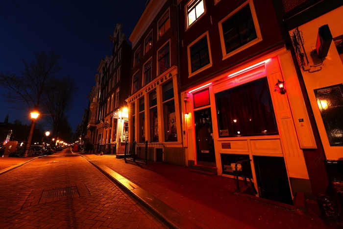 Ngành mại dâm ế ẩm sau dịch Covid-19, Amsterdam theo đuổi du lịch “sạch” - Ảnh 1.