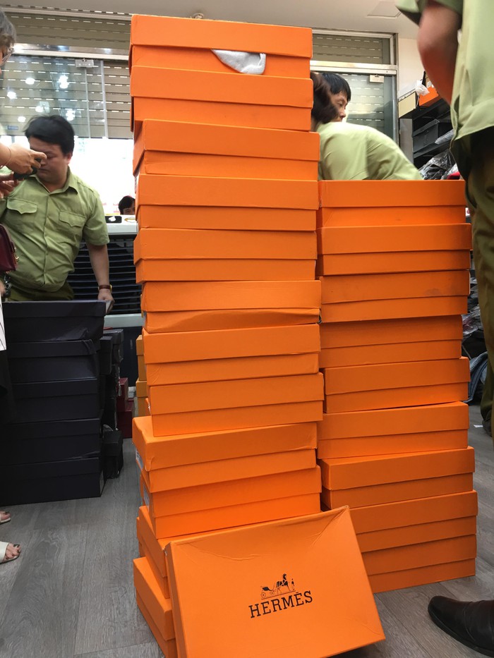 Thu giữ hơn 33.000 túi xách, quần áo nhái hàng hiệu Lacoste, Gucci, LV tại dốc Baza Bắc Ninh - Ảnh 2.