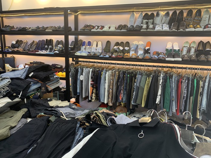 Thu giữ hơn 33.000 túi xách, quần áo nhái hàng hiệu Lacoste, Gucci, LV tại dốc Baza Bắc Ninh - Ảnh 3.