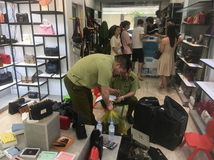 Thu giữ hơn 33.000 túi xách, quần áo nhái hàng hiệu Lacoste, Gucci, LV tại dốc Baza Bắc Ninh - Ảnh 4.
