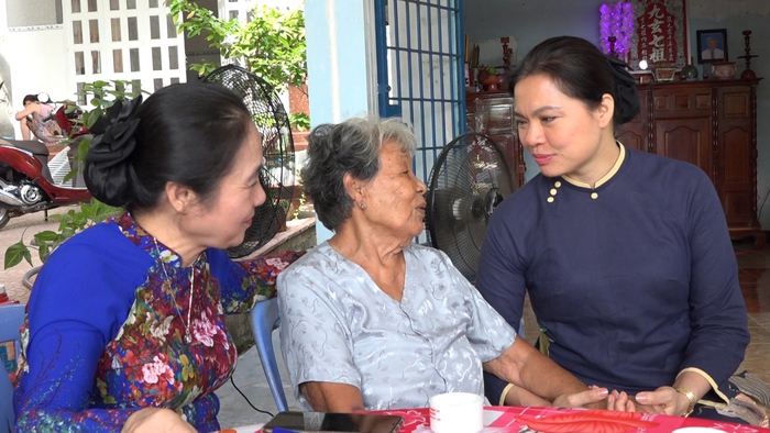 Lãnh đạo Hội LHPN Việt Nam thăm, tặng quà mẹ VNAH Phan Thị Hợi