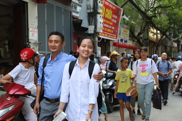 Thi vào 10 Hà Nội: Thí sinh phấn khởi vì trải qua một ngày thi mĩ mãn - Ảnh 5.