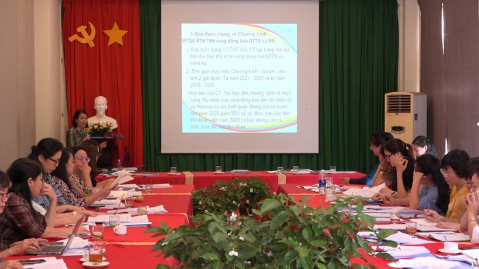 Phó Chủ tịch Hội LHPN Việt Nam trình bày dự thảo dự án Thực hiện bình đẳng giới và những vấn đề cấp thiết của phụ nữ, trẻ em vùng đồng bào DTTS và miền núi giai đoạn 2021 - 2030