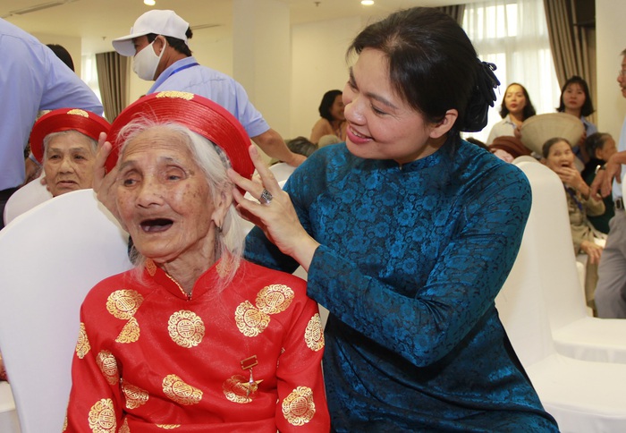 100% các Mẹ Việt Nam anh hùng được nhận chăm lo, phụng dưỡng - Ảnh 1.