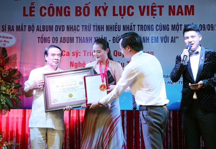 Ca sĩ Triệu Trang nhận Quyết định, Bằng và Kỷ niệm chương Kỷ lục Việt Nam từ Đại sứ Ngô Quang Xuân và ông Hoàng Thái Tuấn Anh