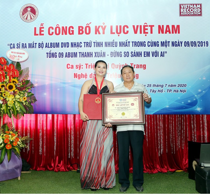 Ca sĩ Triệu Trang và bố trong ngày nhận Kỷ lục Guinness Việt Nam