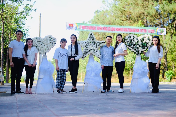 Ca sĩ Huyền Trang cùng bạn bè mang những giàn hoa hình trái tim và ngôi sao viếng nghĩa trang Đồng Lộc và Truông Bồn