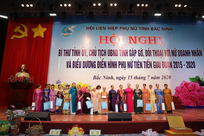 Hội LHPN tỉnh Bắc Ninh: Tặng gần 1000 suất quà tri ân - Ảnh 1.