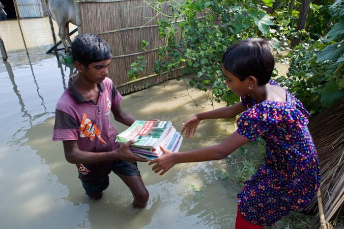 Lũ lụt đi cùng đại dịch COVID-19 đẩy hàng triệu trẻ em nam Á vào tình trạng mất an toàn - Ảnh 2.