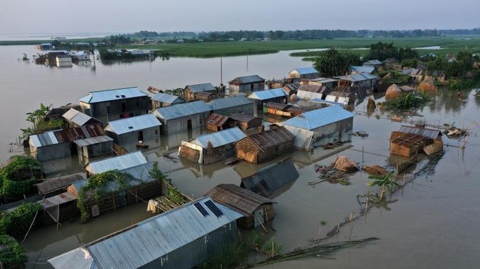 Lũ lụt đi cùng đại dịch COVID-19 đẩy hàng triệu trẻ em nam Á vào tình trạng mất an toàn - Ảnh 1.