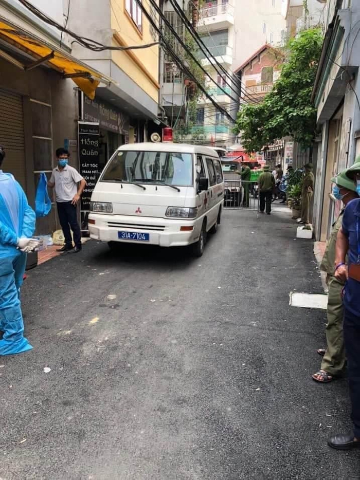 Một con ngõ trên phố Mễ Trì Thượng cũng đã được phong tỏa, khử trùng. Đây là nơi mà nam nhân viên nghi nhiễm Covid - 19 sinh sống.