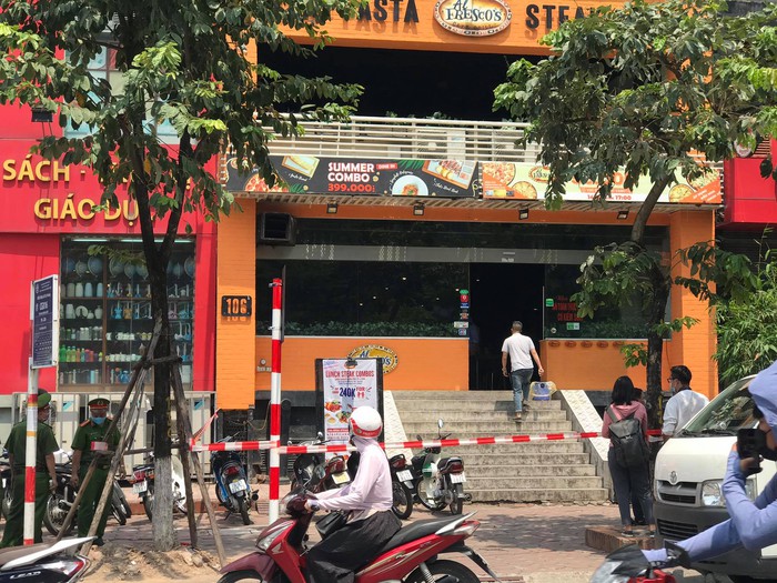 Quán Pizza trên phố Trần Thái Tông, nơi nam nhân viên làm việc nghi nhiễm Covid - 19 đã được phong tỏa, khử trùng, toàn bộ nhân viên không được ra ngoài.