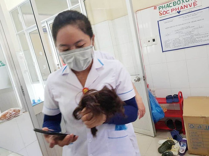 Đà Nẵng: Các nữ bác sĩ cắt tóc ngắn để lên tuyến đầu chống dịch - Ảnh 1.