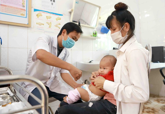 Tiêm bổ sung vaccine phòng bệnh bạch hầu cho 1 triệu trẻ 7 tuổi - Ảnh 1.
