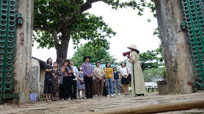 Đoàn công tác Hội LHPN Việt Nam nghe thuyết minh về nhà tù Côn Đảo