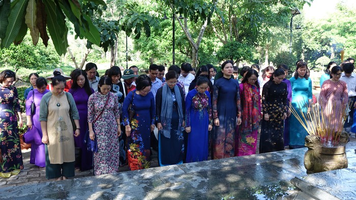 Đoàn công tác Hội LHPN Việt Nam mặc niệm trước mộ Tổng bí thư Lê Hồng Phong (Nghĩa trang Hàng Dương)