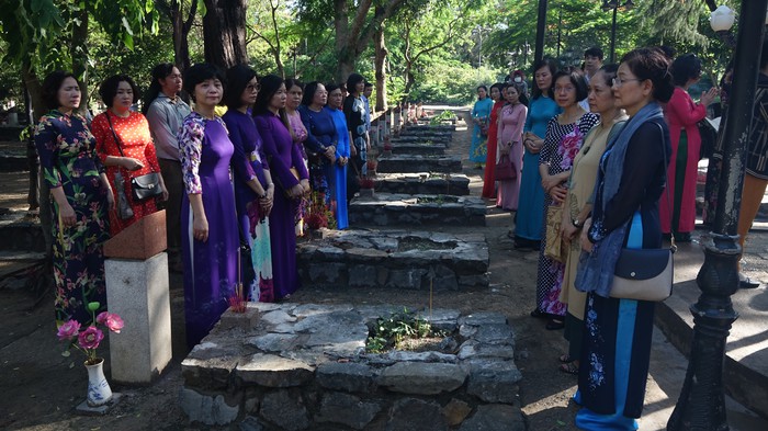 Đoàn công tác Hội LHPN Việt Nam thăm, chăm sóc mộ liệt sĩ tại nghĩa trang Hàng Dương