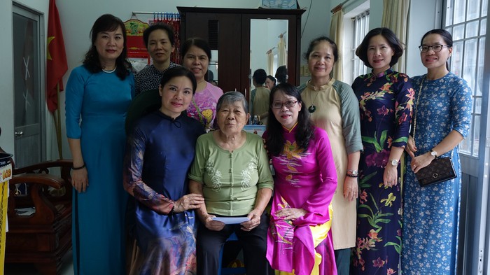 Đoàn công tác Hội LHPN Việt Nam thăm, tặng quà cựu tù Côn Đảo - Nguyễn Thị Ni