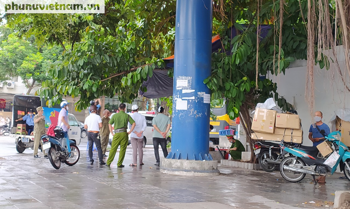 Hà Nội: Nhiều người thực hiện nghiêm đeo khẩu trang, một số quán nước vỉa hè bị xử lý - Ảnh 3.